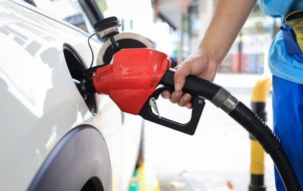 На АЗС знижуються ціни на бензин та дизпаливо