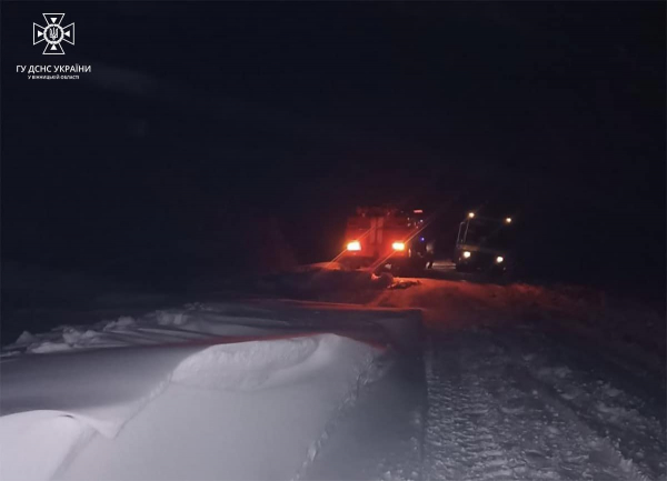 Вінницькі рятувальники допомогли водіям 2 автобусів, 3 легкових автомобілів та вантажівки, які застрягли в снігових заметах
