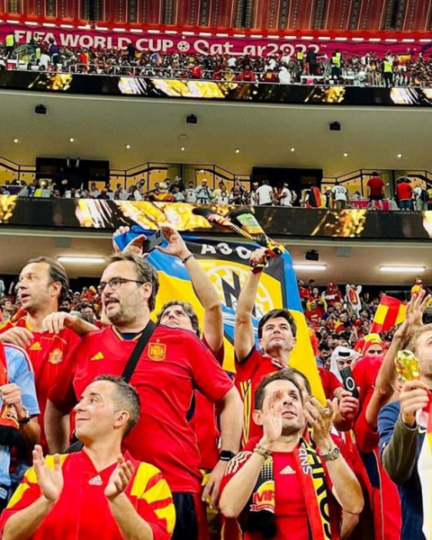 ФІФА відібрала в іспанських фанатів прапор Азова на ЧС-2022