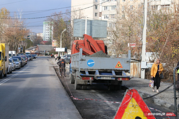 На перехресті вулиць Пирогова-Василенка розширюють дорогу і встановлять зупинку
