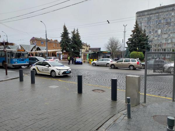 У Вінниці на Соборній велосипедист виїхав під автомобіль. Відео
