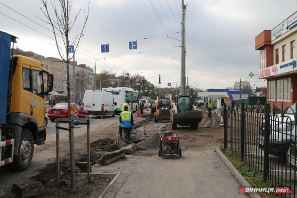 На перехресті вулиць Пирогова-Василенка розширюють дорогу і встановлять зупинку