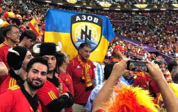 ФІФА відібрала в іспанських фанатів прапор Азова на ЧС-2022