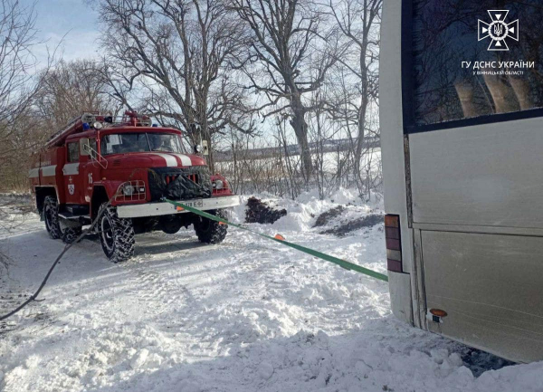 Вінницькі рятувальники допомогли водіям 2 автобусів, 3 легкових автомобілів та вантажівки, які застрягли в снігових заметах