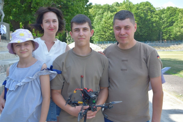 Ветеран з Вінниччини, який втратив руку на війні робить дрони для ЗСУ