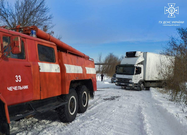Вінницькі рятувальники допомогли водіям 2 автобусів, 3 легкових автомобілів та вантажівки, які застрягли в снігових заметах