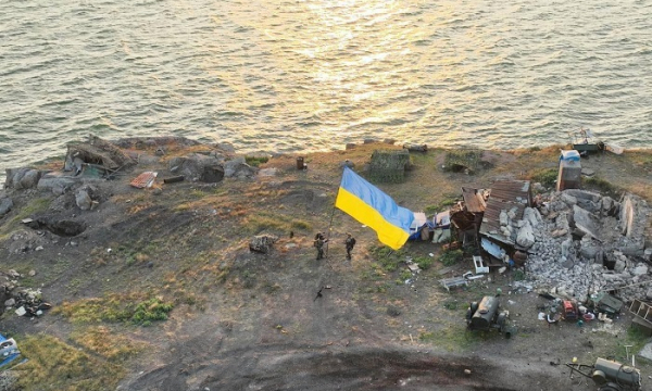 Як українські бійці прапор України на острів Зміїний повертали (відео)