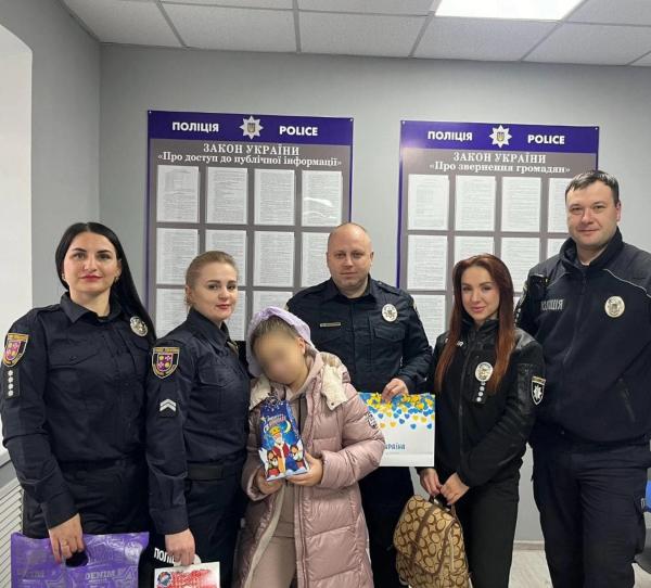 Подарунки на Миколая: вінницькі поліцейські допомогли дівчинці з Гостомеля