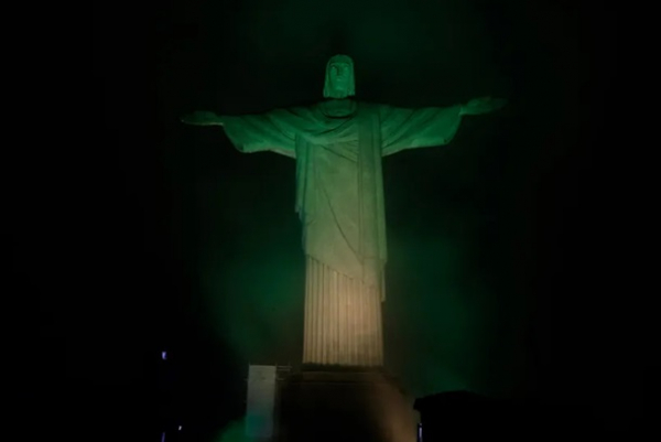 У Бразилії на честь Пеле підсвітили статую Христа та оголосили жалобу