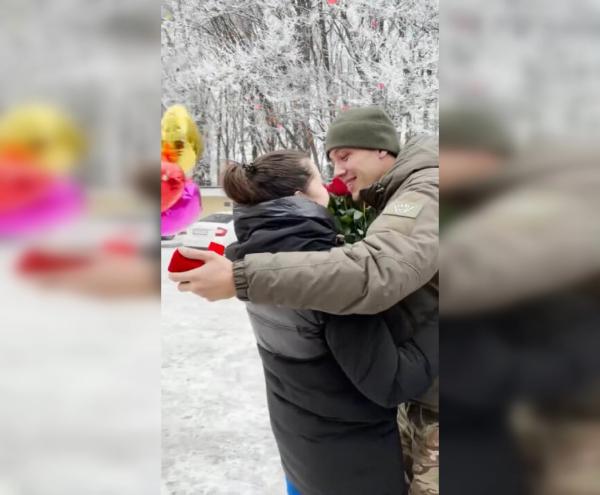 Вінницькі поліцейські допомогли військовому освідчитись коханій, яка теж захищає Україну