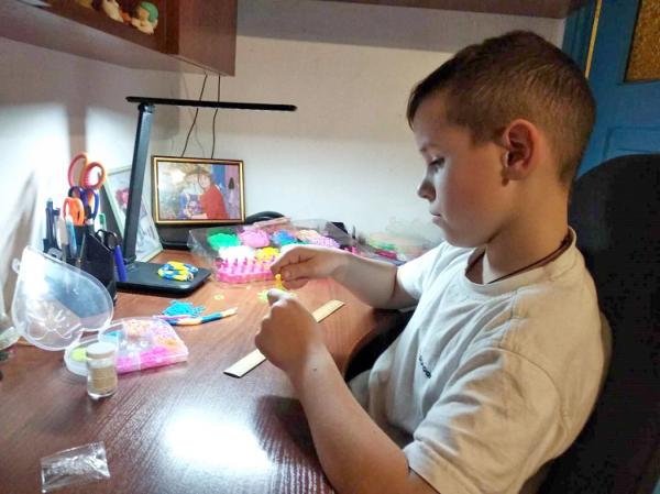 Дев’ятирічний школяр з Вінниччини плете браслети для поранених українських захисників та захисниць