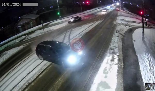 У центрі Вінниці зіткнулись два автомобілі – один легковик відлетів на тротуар