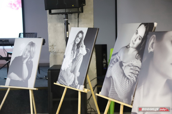 У Вінниці представили фотовиставку на підтримку жінок загиблих Захисників