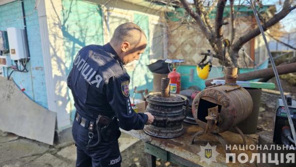 Поліцейський з Вінниччини виготовляє буржуйки та окопні свічки на фронт Захисникам