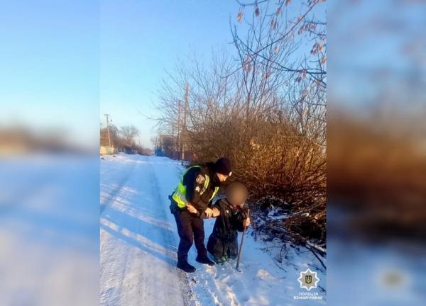 Впала у сніг та ледь не замерзла: на Вінниччині патрульні врятували пенсіонерку