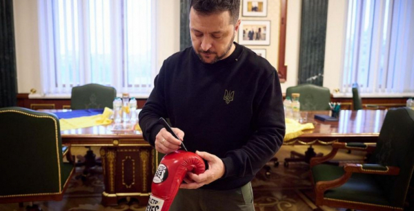Боксерську рукавичку з автографом Володимира Зеленського продадуть на благодійному аукціоні 20 січня