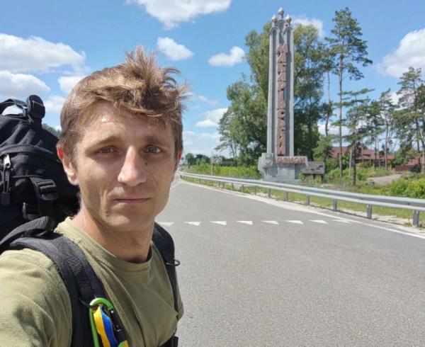 Ветеран «Азову», який влаштував похід Україною на підтримку ЗСУ, прибув до Вінниці
