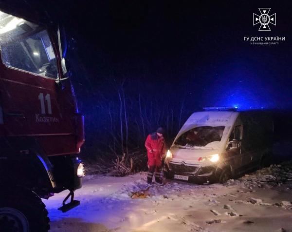 Вінницькі рятувальники витягли зі снігової «пастки» автомобіль «швидкої»