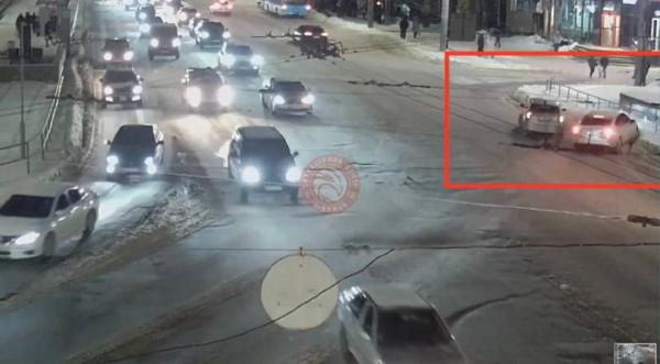 Через маневри одного водія, інший в’їхав у паркан: відео моменту ДТП у Вінниці