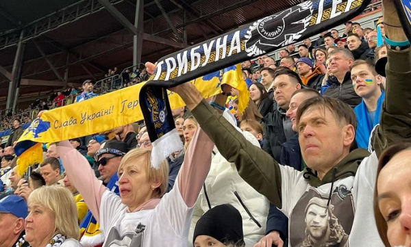 Більше 100 родин загиблих футбольних фанатів підтримали збірну України у матчі проти Ісландії