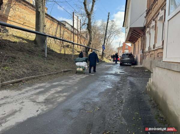 Фоторепортаж з вулиці у середмісті Вінниці, яка за століття мала чотири назви