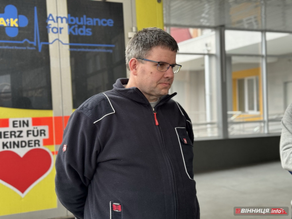 У Вінниці парамедик з Німеччини показав автомобіль яким транспортує важкохворих дітей за кордон