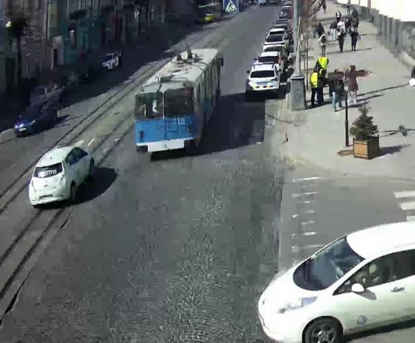 Машина збила жінку на пішохідному переході у центрі Вінниці біля облради. Відео