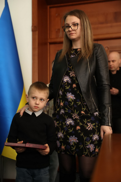 Начальник Вінницької ОВА вручив родинам загиблих воїнів нагороди