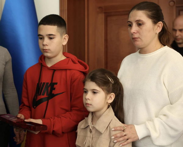 Начальник Вінницької ОВА вручив родинам загиблих воїнів нагороди