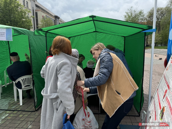 У Вінниці біля вежі проводять лікарські обстеження та вакцинують від дифтерії й правця