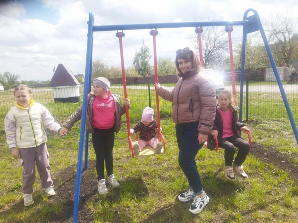 В пам’ять про сина: на Вінниччині батьки загиблого героя подарували дітям ігровий майданчик