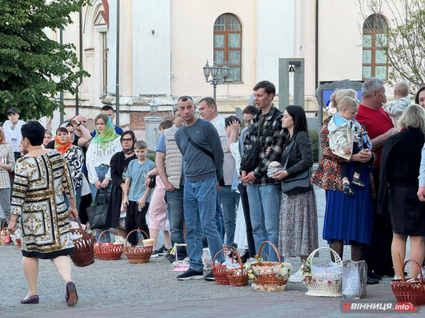 На Великдень до кафедрального собору Вінниці прийшли тисячі людей, щоб посвятити паски