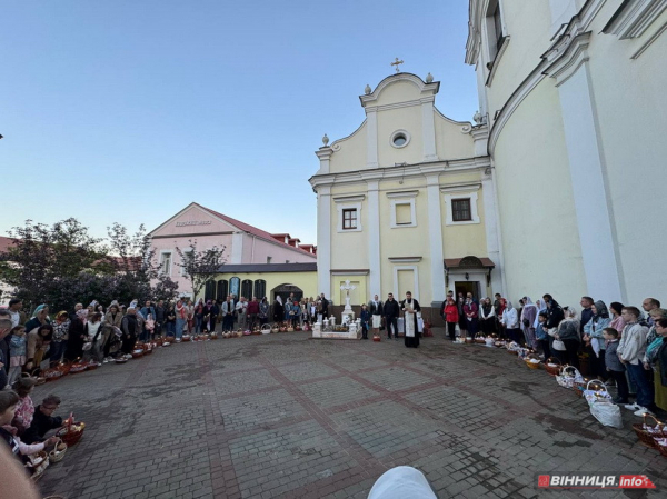 На Великдень до кафедрального собору Вінниці прийшли тисячі людей, щоб посвятити паски