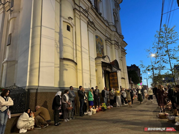 На Великдень до кафедрального собору Вінниці прийшли тисячі людей, щоб посвятити паски