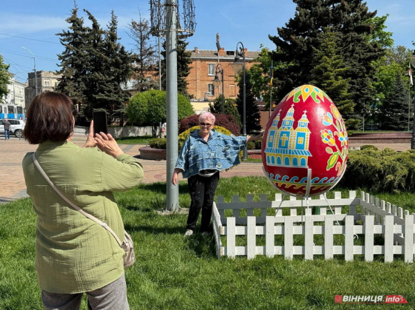 У центрі Вінниці встановили велетенські писанки. Фото