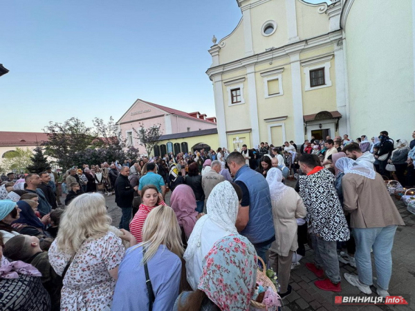 На Великдень до кафедрального собору Вінниці прийшли тисячі людей, щоб посвятити паски