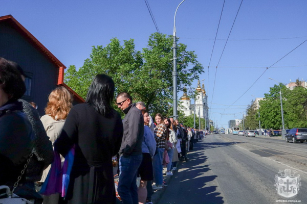 На Великдень до кафедрального собору Вінниці прийшли тисячі людей, щоб посвятити паски