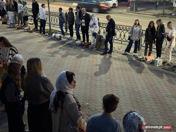 На Великдень до кафедрального собору Вінниці прийшли тисячі людей, щоб посвятити паски