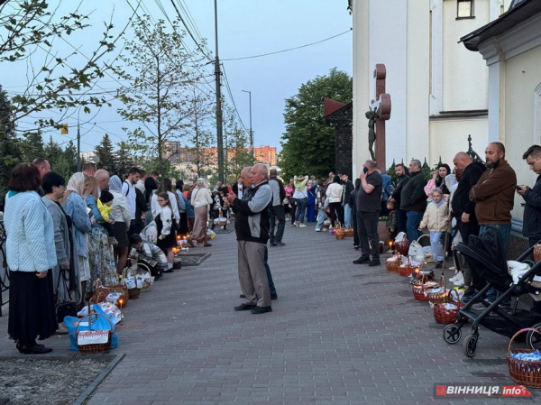 На Великдень до кафедрального собору Вінниці прийшли тисячі людей, щоб посвятити паски