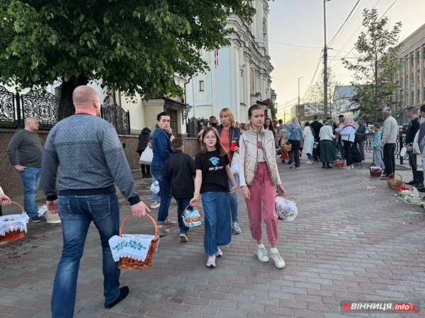 На Великдень до кафедрального собору Вінниці прийшли тисячі людей, щоб посвятити паски