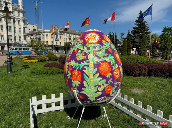 У центрі Вінниці встановили велетенські писанки. Фото