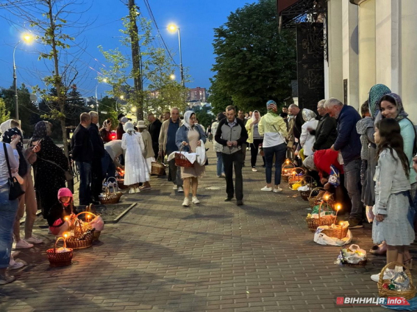 На Великдень до кафедрального собору Вінниці прийшли тисячі людей, щоб посвятити паски