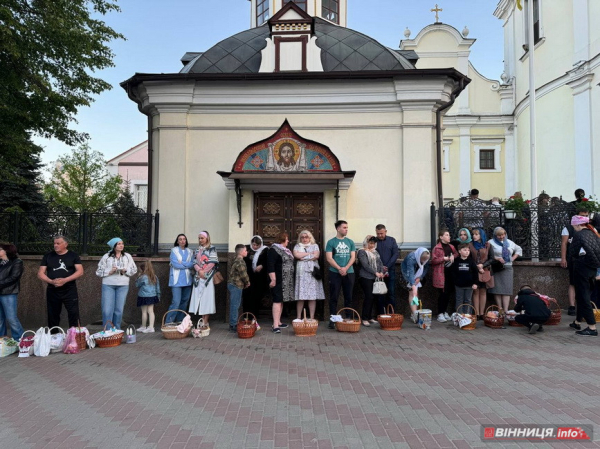 На Великдень до кафедрального собору Вінниці прийшли тисячі людей, щоб посвятити паски