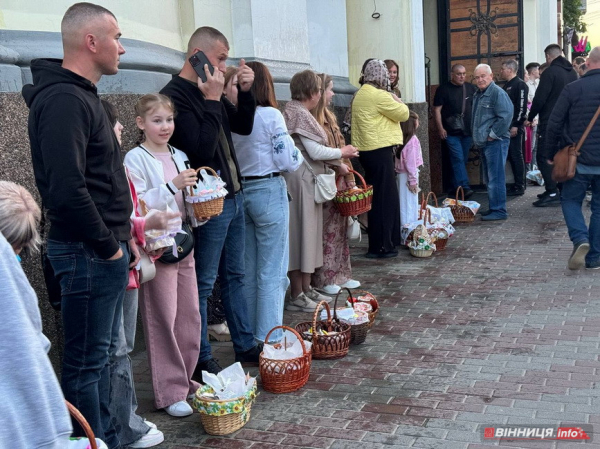 На Великдень до кафедрального собору Вінниці прийшли тисячі людей, щоб посвятити паски