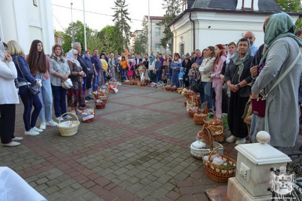 На Великдень до кафедрального собору Вінниці прийшли тисячі людей, щоб посвятити паски