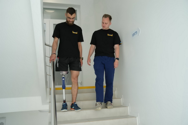 «Я мав шалену мрію стати на дві ноги»: історія вінничанина, який за три тижні опанував протез