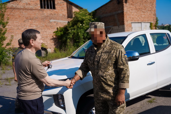 З Вінниці військовим передали позашляховики