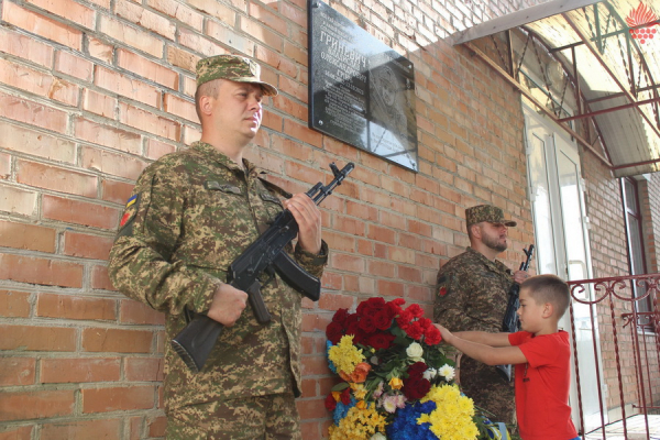 На честь загиблого воїна бригади «Червона Калина» на Вінниччині відкрили пам’ятну дошку