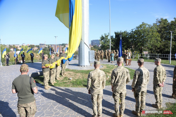 У Вінниці до Дня Державного прапора підняли синьо-жовтий стяг: фоторепортаж