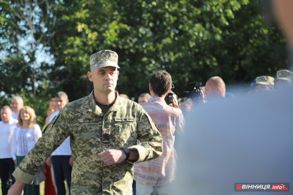 У Вінниці до Дня Державного прапора підняли синьо-жовтий стяг: фоторепортаж